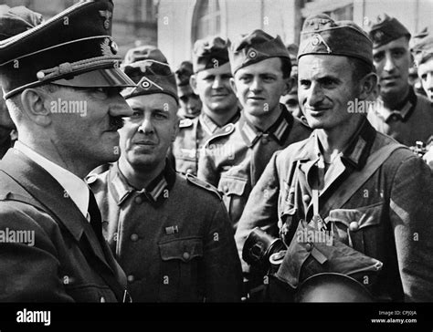 Adolf Hitler With Soldiers On The Eastern Front 1942 Stock Photo Alamy