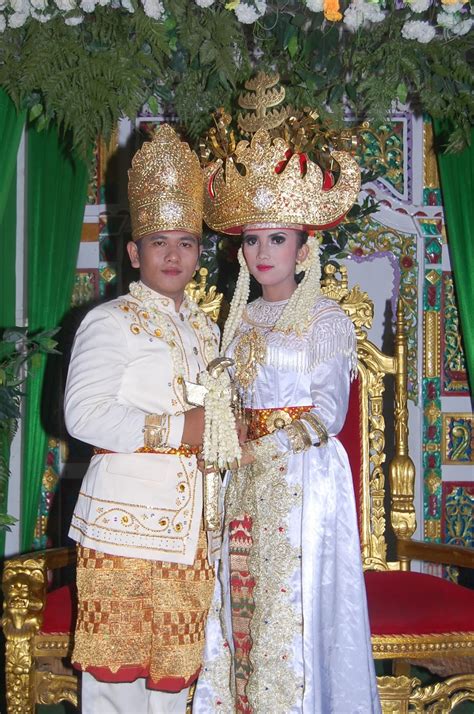 Tidak hanya terdapat rumah dan tarian adat, provinsi lampung juga memiliki bermacam budaya lain yang memanglah khas. Pakaian Adat Lampung - Yus Pycho Satria