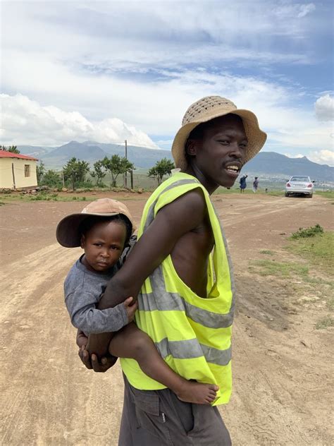 Padre Sudafricano Lleva A Su Hijo En La Espalda Mientras Su Mamá Está