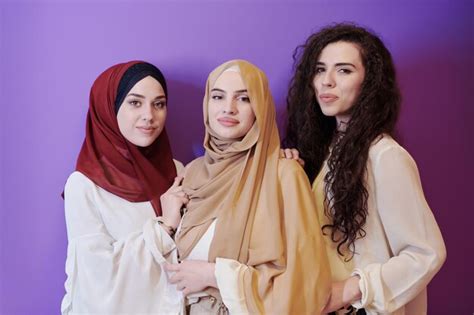 Retrato Grupal De Hermosas Mujeres Musulmanas Dos De Ellas Vestidas A La Moda Con Hiyab