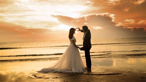 Download alle foto's en gebruik ze zelfs voor commerciële projecten. Desktop Wallpaper Couple At Beach, Sunset, Love, Hd Image, Picture, Background, M8fo3f