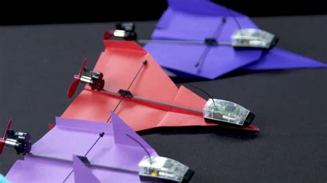 Esta técnica de plegado de papel para hacer figuras se llama origami o papiroplexia. Avión de papel con motor: tiene Bluetooth y lo controlás ...