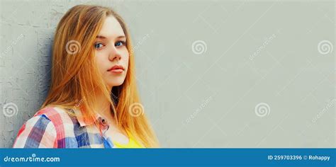 Retrato Fechado Por Uma Jovem Adolescente Loira Que Se Posava Ao Ar Livre Foto De Stock Imagem