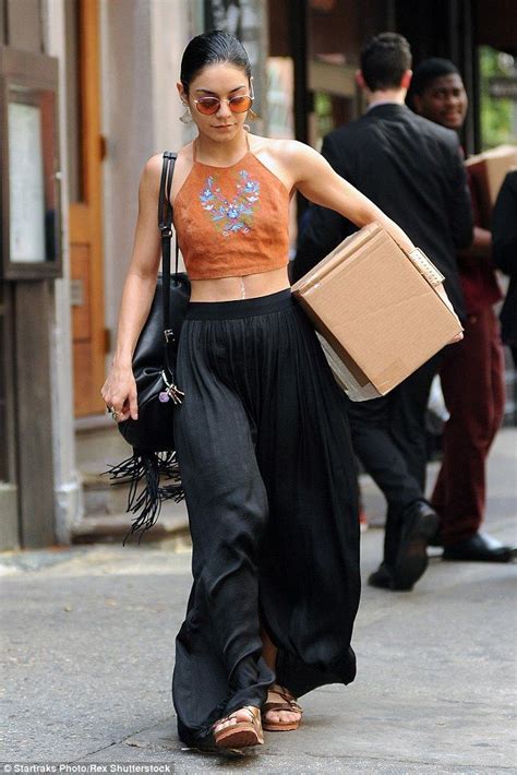 Vanessa Hudgens Channels Her Boho Style And Flashes Her Toned Abs Ropa De Estilo Hippie Ropa