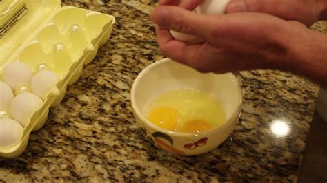 How To Crack An Egg With One Hand My Dad Can Do It With Both Hands