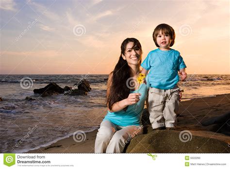 Mama E Hijo En La Playa 2 Foto De Archivo Imagen 5022260