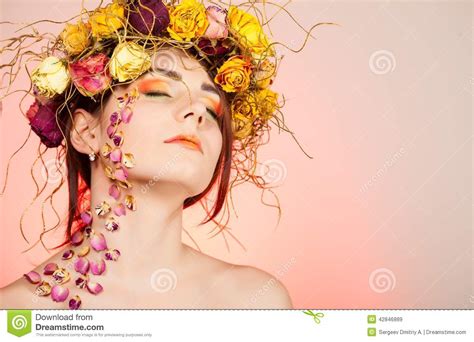 Donna Con La Corona Sulla Sua Testa Immagine Stock Immagine Di Trucco Fiaba