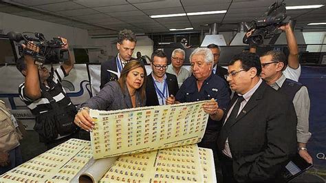 Oficialismo reforma Código Electoral para incluir foto de candidatos a