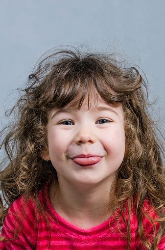 Kleines Mädchen Grimassieren Stockfoto Und Mehr Bilder Von 4 5 Jahre