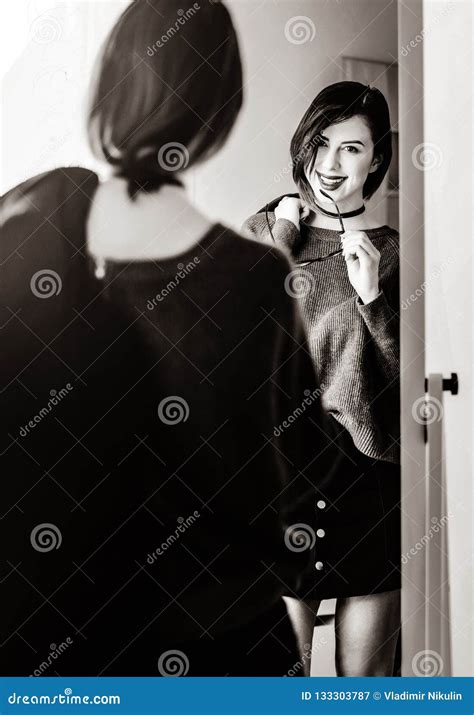 Belle Position De Jeune Femme Devant Le Miroir Image Stock Image Du Fantastique Noir