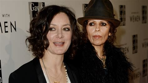 Sara Gilbert Marries Linda Perry Cbs News