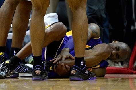 Bryant Sprains Ankle In Lakers Loss Heat Extend Winning Streak To 20