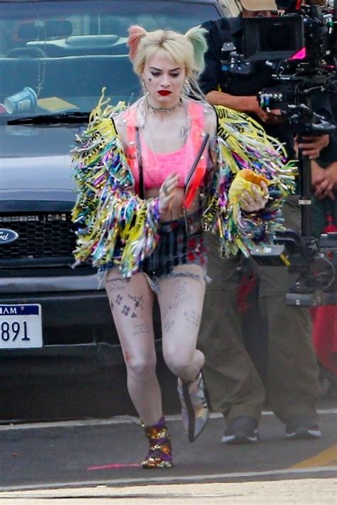 Margot Robbies Harley Quinn Chomps Burger Loses Shoe And Flees Police