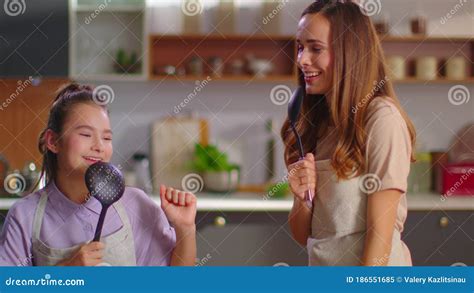 Moeder En Dochter Zingen In De Lepel Op Keuken Familie Die Thuis