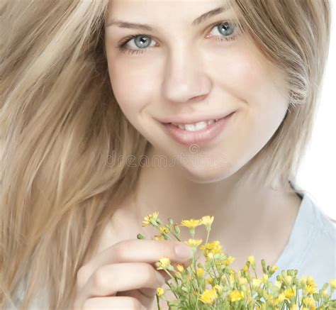 Junge Glückliche Frau Mit Blumenstrauß Stockbild Bild Von Attraktiv Kopf 9898715