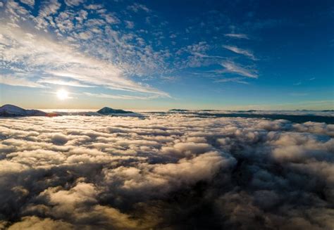 Vista Aérea Del Amanecer Vibrante Sobre Densas Nubes Blancas Con