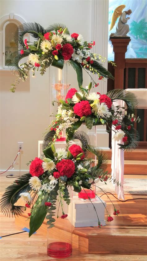 When decorating a church altar for a ceremony such as a wedding or funeral it is crucial that floral arrangements are large enough to be seen by the congregation. Church, Altar Flower Arrangement | Kompozycje kwiatowe ...