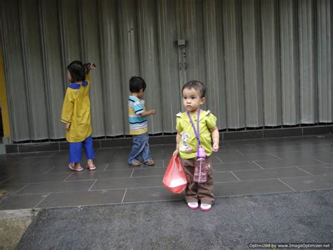 Ramai orang yang beranggapan bahawa orang kurang upaya (oku) adalah terdiri daripada mereka yang mempunyai kecacatan fizikal seperti terencat akal, cacat anggota, pekak , bisu dan buta. CaHaYa CiNta Ku: KLiNiK KaNaK-KaNaK SeReNa