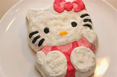 In eine gut gefettete (eventuell doppelt fetten) und bebröselte kuchenform (in diesem fall hello kitty, es geht aber auch eine kranzform oder osterform) geben. Törtchenliebe made with passion : Hello Kitty Kuchen- und ...