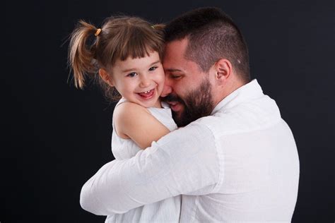 Papa Abraza A Su Hija Fotógrafo De Familia Fotografía De Familia