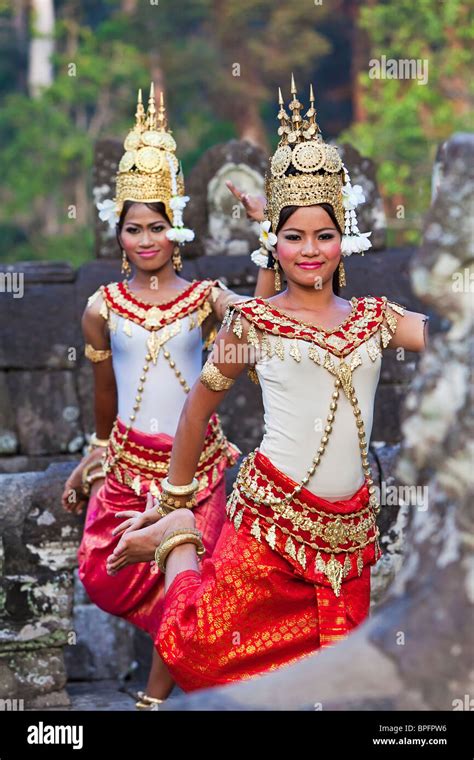 Traditional Apsara Dancers The Bayon Temple Angkor Wat Siem Reap