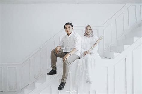 Foto prewedding bersama pasangan bisa dijadikan sebagai momen yang indah. 60 Foto Prewedding Indoor Studio Casual Simple 2019