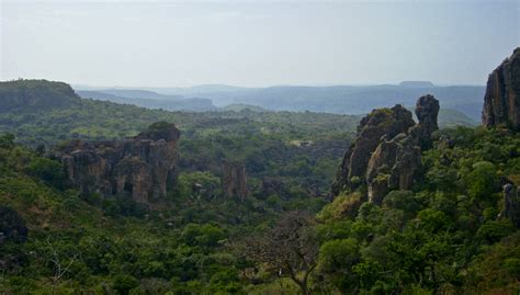 Guinea's territory has a curved shape, with its base at the atlantic ocean, inland to the east, and turning south. Guinée