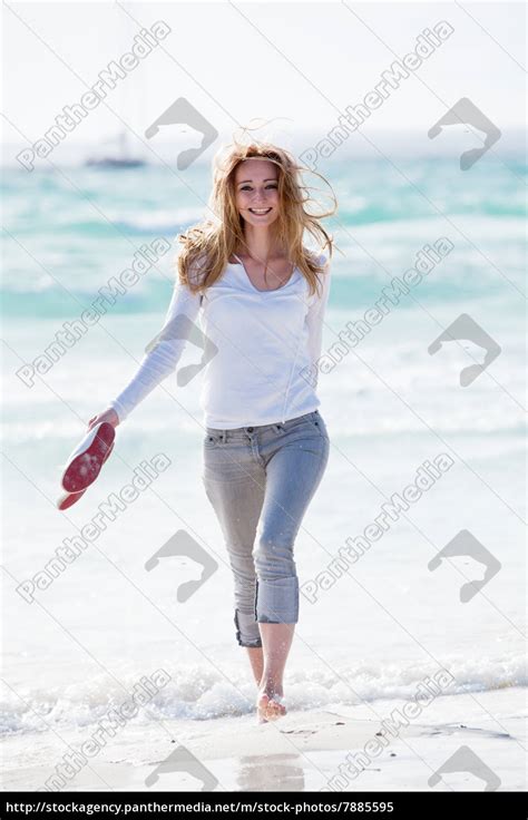 Junge Hübsche Frau Spaziert Am Strand Im Sand Im Lizenzfreies Bild 7885595 Bildagentur