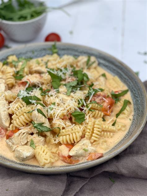 Yndlings Pasta Med Kylling Og Cremet Tomatsovs 30 Min Familiehit