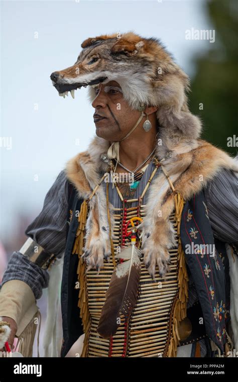 Native American Clothing Hi Res Stock Photography And Images Alamy