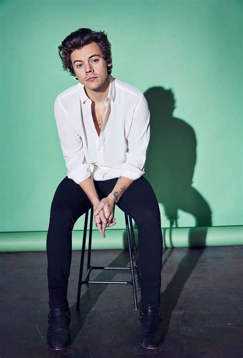 Looking Good With A Green Background In 2020 Harry Styles Dunkirk Harry Styles Pictures