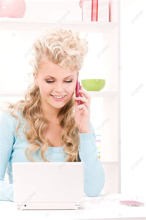 携帯電話とコンピューターで話している素敵な女性従業員の女性 写真背景 無料ダウンロードのための画像 pngtree