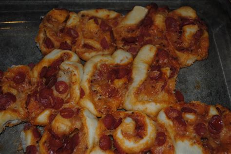 Homemade pizza rolls, pizza rolls, pizza rolls recipe. pepperoni rolls with pillsbury pizza dough