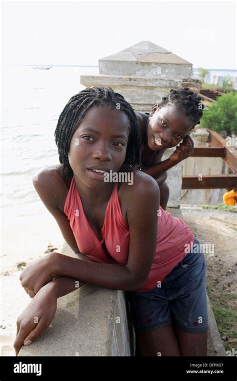 Deux Jeunes Filles Africaines Naughty Curieusement Dans L Appareil Photo Ilha De Mocambique