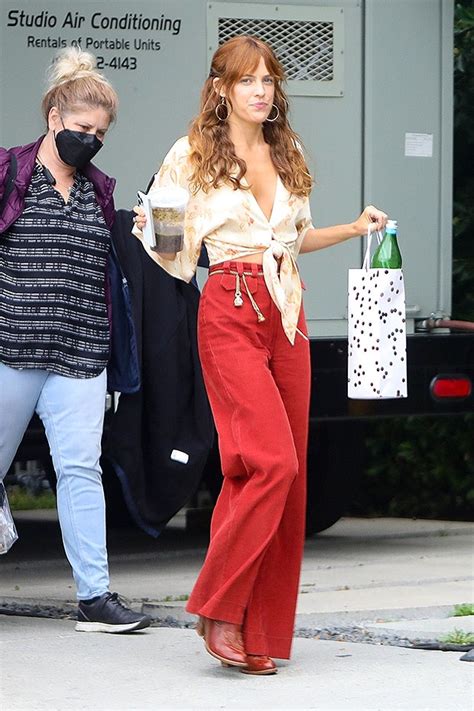 Riley Keough Wears 70s Outfit On ‘daisy Jones And The Six Set Photo Hollywood Life