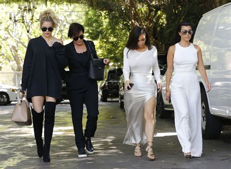 Photo Kris Jenner Et Ses Filles Khloé Kim Et Kourtney Kardashian à Woodland Hills Le 5 Août