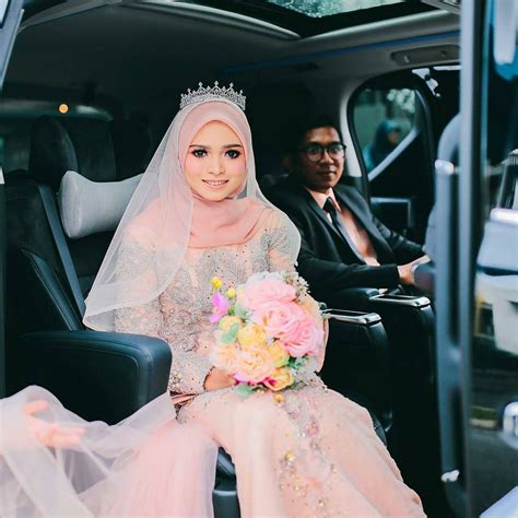 Namun, pemotretan mereka ini tak luput dari nasib apes. 13 Inspirasi Gaun Pengantin Melayu Untukmu yang Berhijab ...