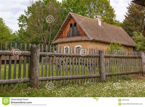 Compara precios, opiniones y zonas para hacer turismo rural. Casa Rural Com Cerca De Madeira Foto de Stock - Imagem de ...