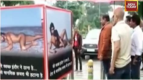 Indore Viral Video Protest To Collect Clothes For Ranveer Singh Over Naked Photoshoot Youtube