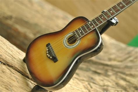 Lengkap gambar kunci dasar gitar, chord, dan cara menyetem gitar. +162 Gambar Sketsa Gitar Akustik | Gudangsket
