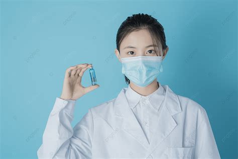 Background Foto Foto Foto Dokter Wanita Dengan Topeng Di Tangan Memegang Obat Obatan Di Dokter