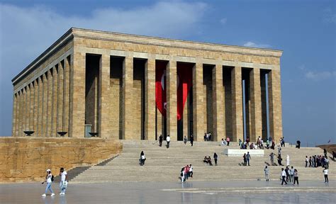 Anıtkabir projesinin belirlenmesinden sonra, inşaatın başlayabilmesi için ilk aşamada kamulaştırılma çalışmalarına başlandı. Anıtkabir, Atatürk'ün görkemli anıt mezarı | Anıtlar, Seyahat, Selanik
