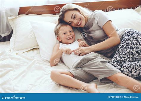 Mutterspiele Mit Sohn Im Bett Stockfoto Bild Von Junge Haupt