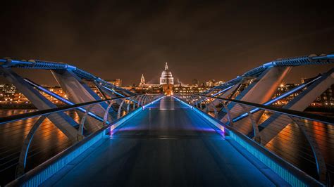 以圣保罗大教堂为背景的千禧桥，英国伦敦 © Scott Baldockgetty Images