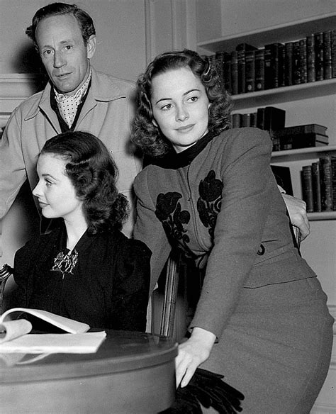 Vivien Leigh Leslie Howard And Olivia De Havilland At The Contract Signing Of Gone With The