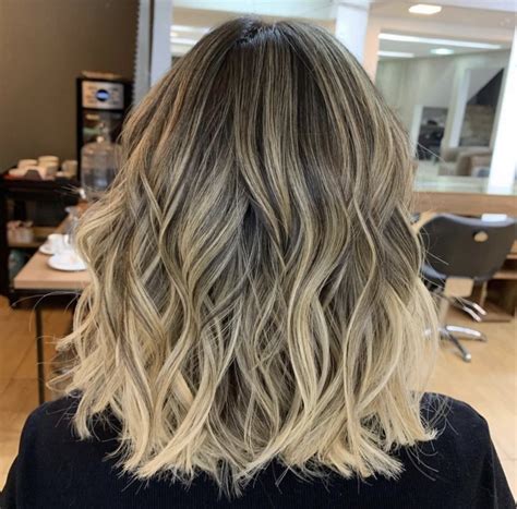 Cabelo Morena Iluminada Tendência e Dicas de Luzes e Mechas