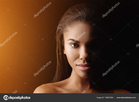 Femme Africaine Nue Confiante Posant Image Libre De Droit Par Iakovenko