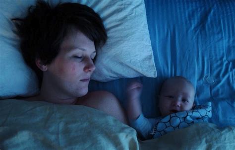 Ny studie: Bebisar bör sova tillsammans med sina föräldrar i sängen