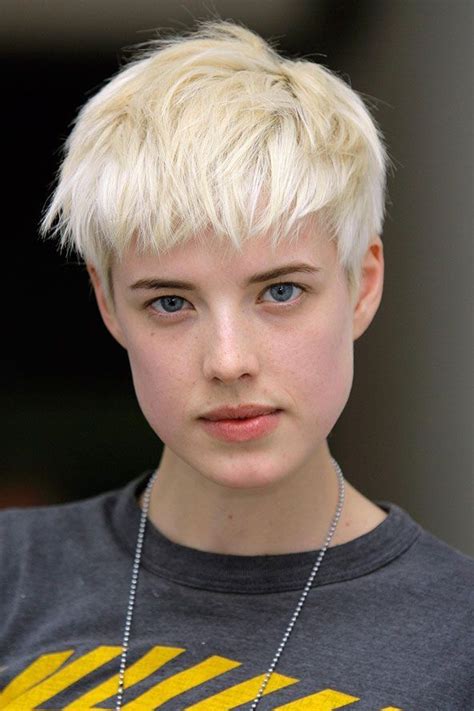 Agyness Deyn With A Pixie Haircut Tomboy Hairstyles Hair Styles