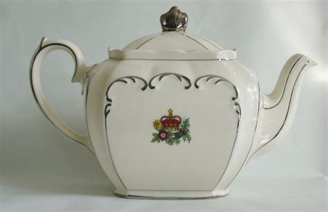 Commemorative Teapot Marking Hmqueen Elizabeth Ii Silver Jubilee In